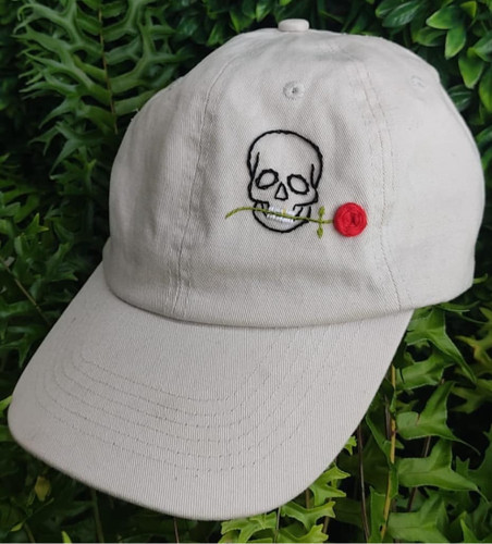 کلاه بیسبالی با طرح اسکلت