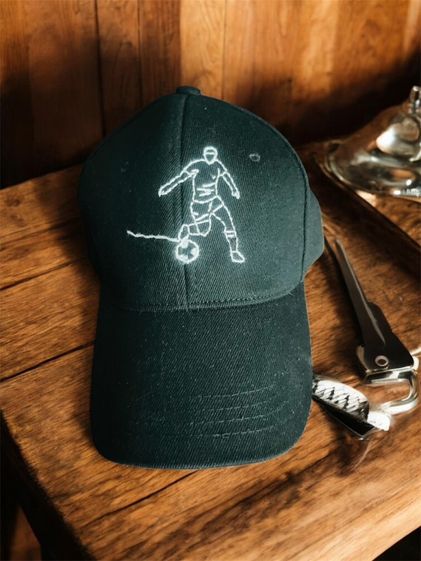 کلاه بیسبالی با طرح بازیکن فوتبال