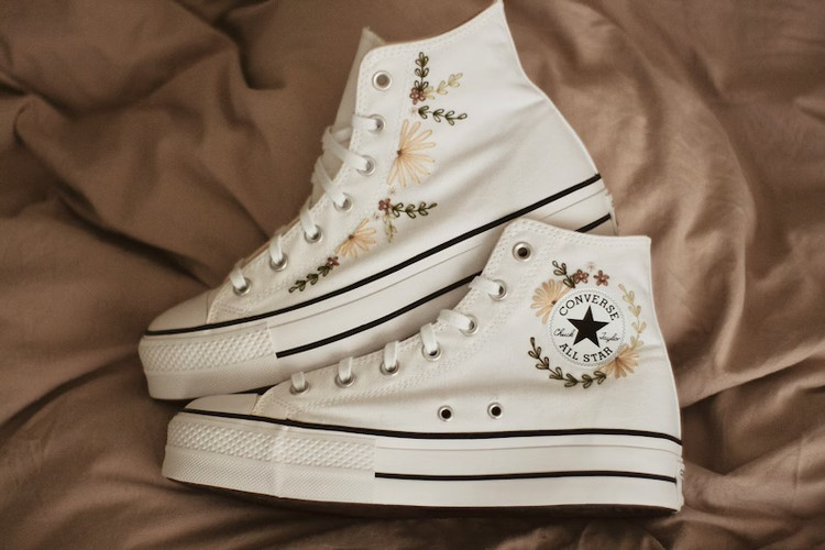 کفش آلاستار با طرح گلهای ظریف کرم