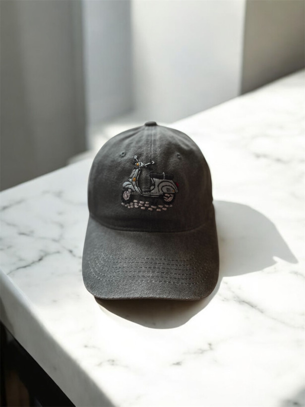 کلاه بیسبالی با طرح اسکوتر