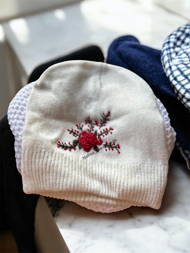 کلاه بافت موهر با گل رز قرمز